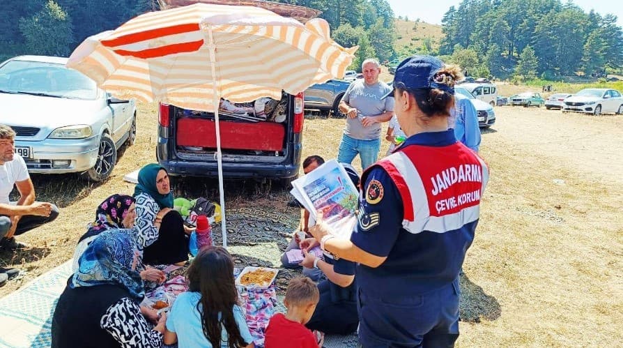Bolu jandarması vatandaşı bilgilendirdi, hediye dağıttı