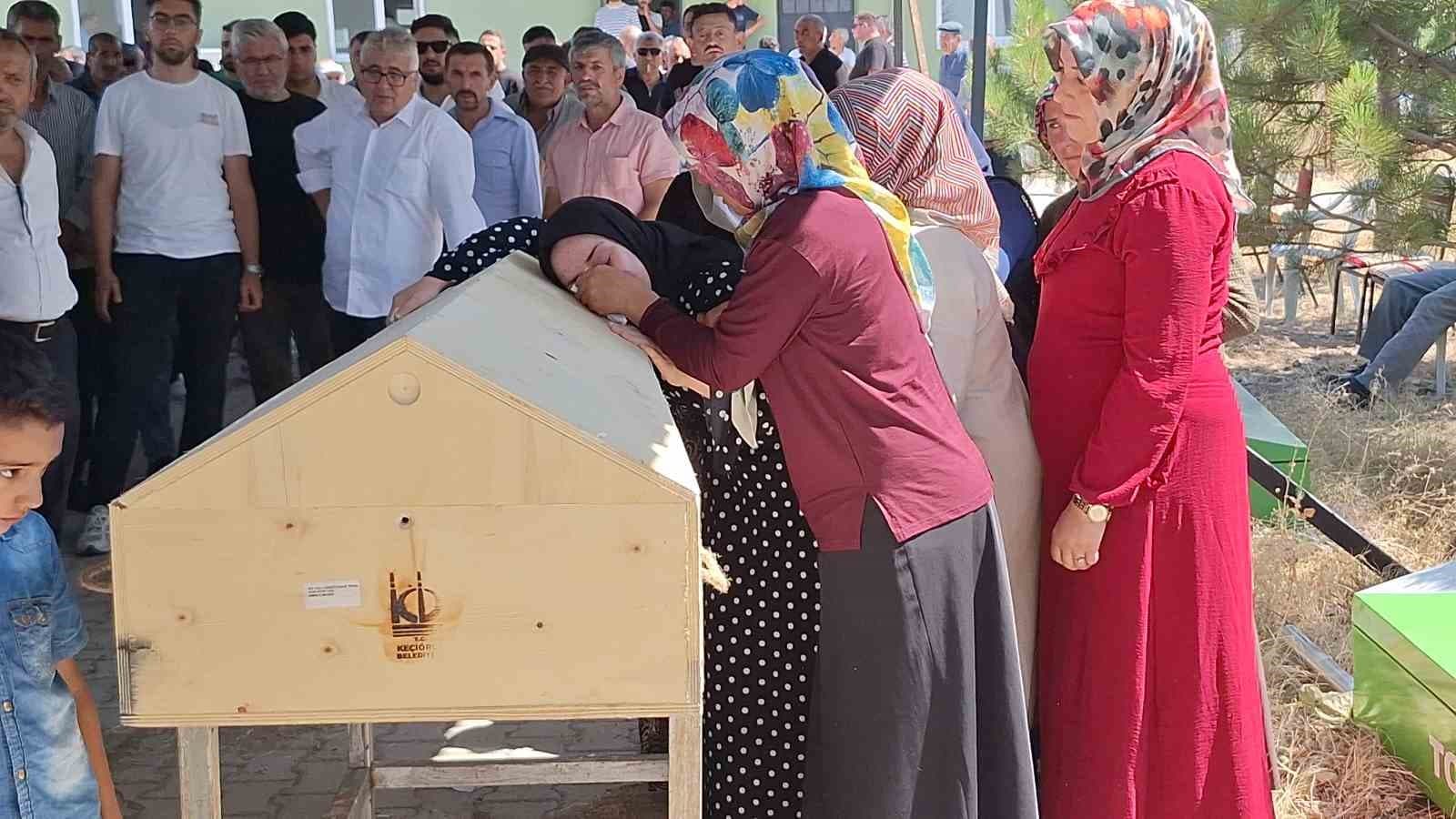 Üniversite kaydı için çıktıkları yolda yanarak can veren babaanne, oğlu ve torunu toprağa verildi