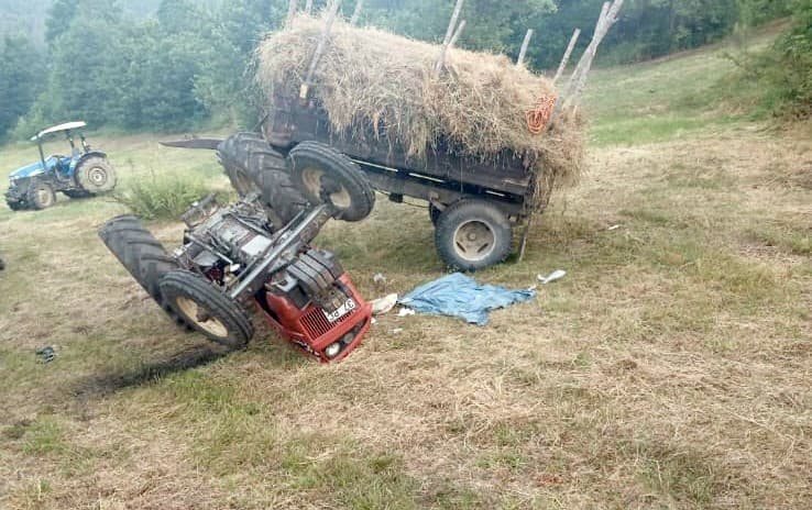 Devrilen traktörün altında kalan sürücü yaşam mücadelesini kaybetti