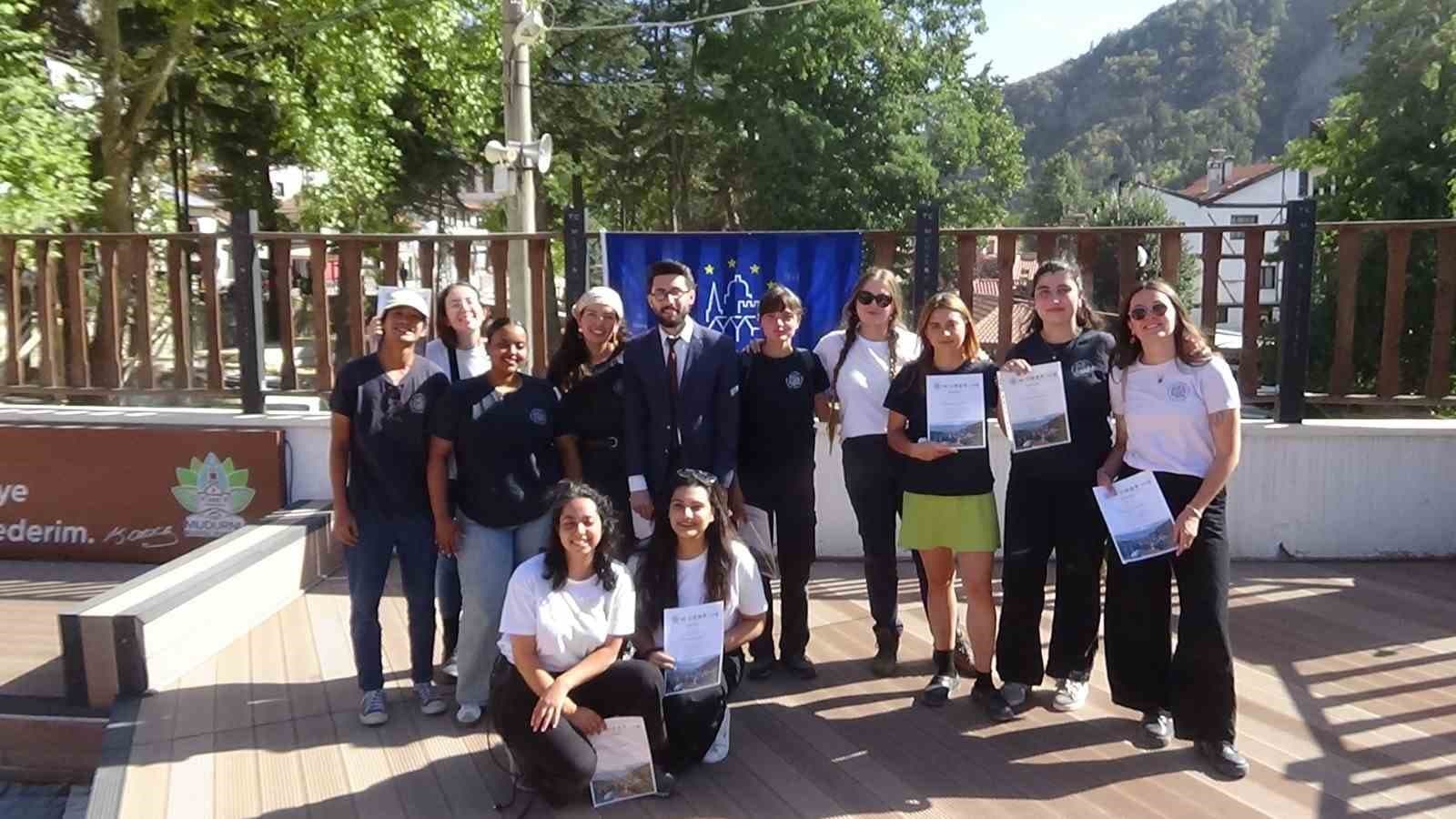 Avrupa Miras Gönüllüleri Mudurnu’da ilk projelerini tamamladı: Gönüllülere plaket verildi