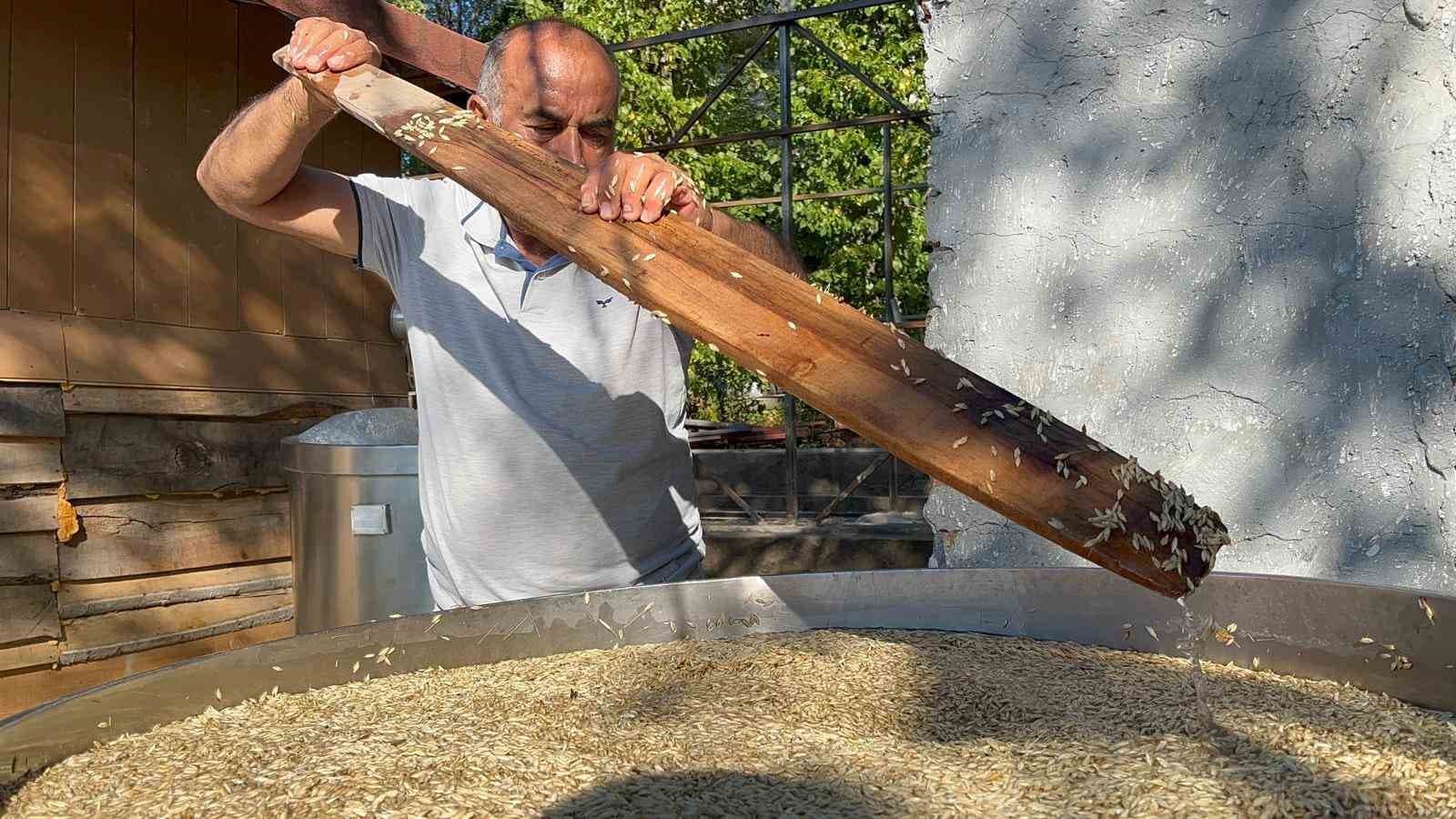 On iki bin yıllık siyezin hasadını tamamlayan çiftçilerin bulgur yapım mesaisi başladı