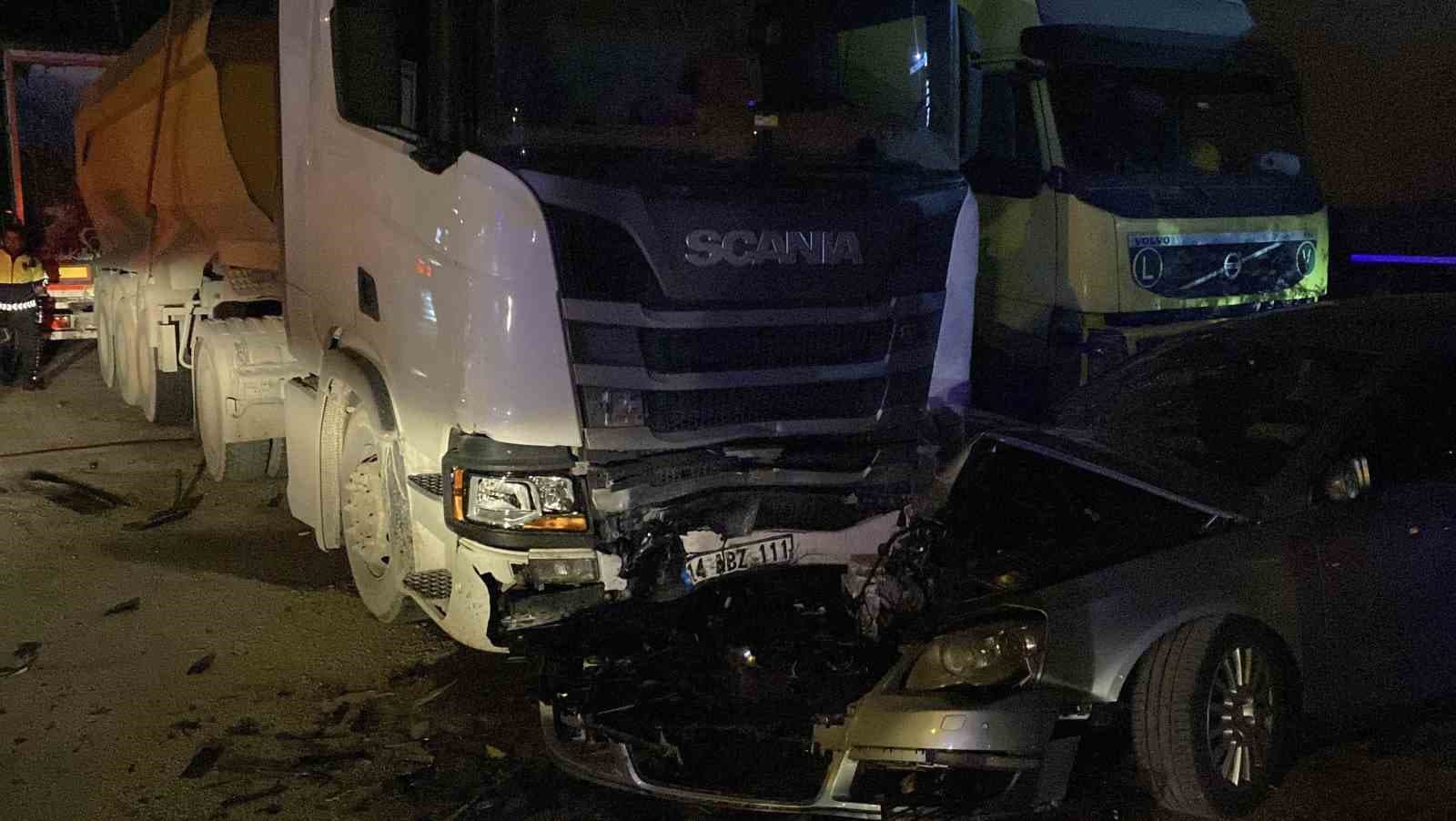 Bolu’da kontrolden çıkan otomobil park halindeki 3 araca çarptı: 4 ağır yaralı