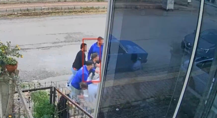 Çiçeklere çamaşır suyu dökme kavgası güvenlik kamerasına yansıdı
