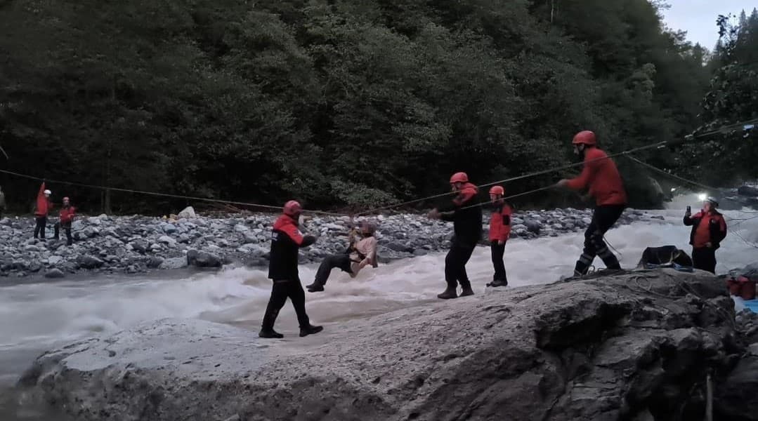 Rize’de kullandığı teleferik selde zarar görünce evinde mahsur kalan kadın kurtarıldı