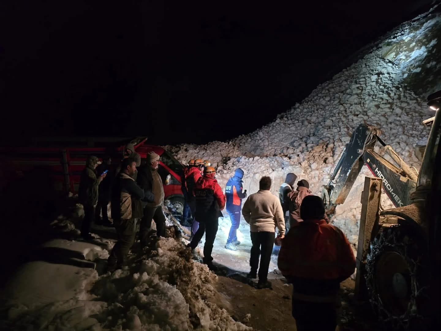 Trovit Yaylası’nda çığ sonrası mahsur kalan vatandaşlar kurtarıldı