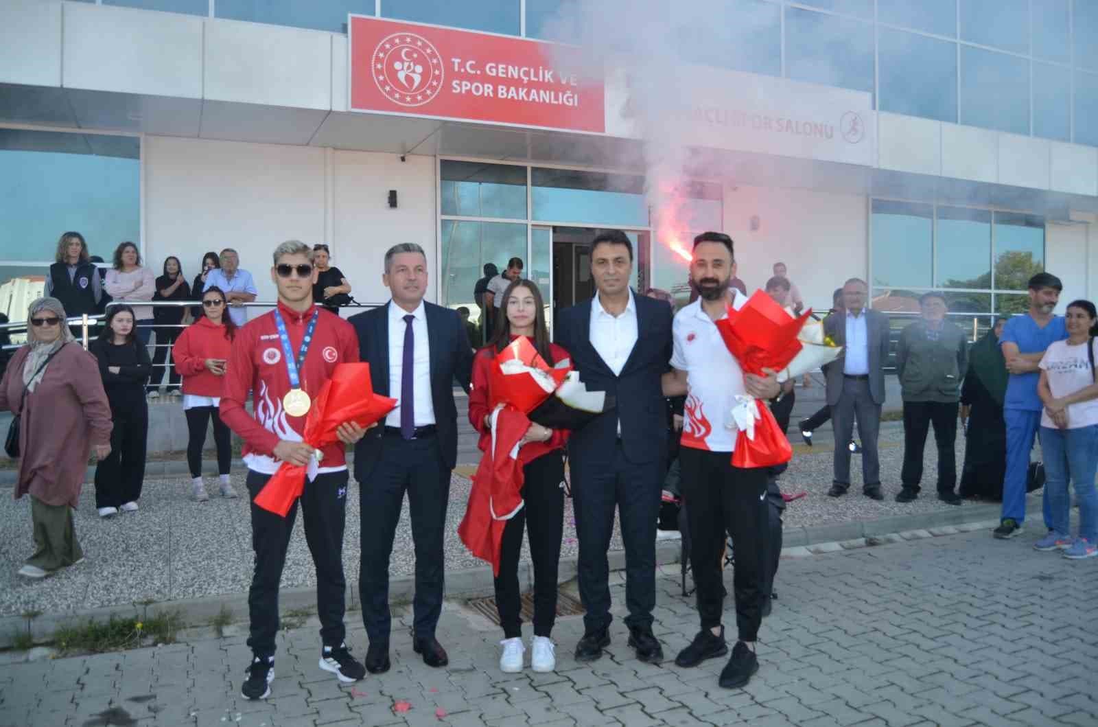 Bolulu sporcular Muaythai’da dünya şampiyonu oldu