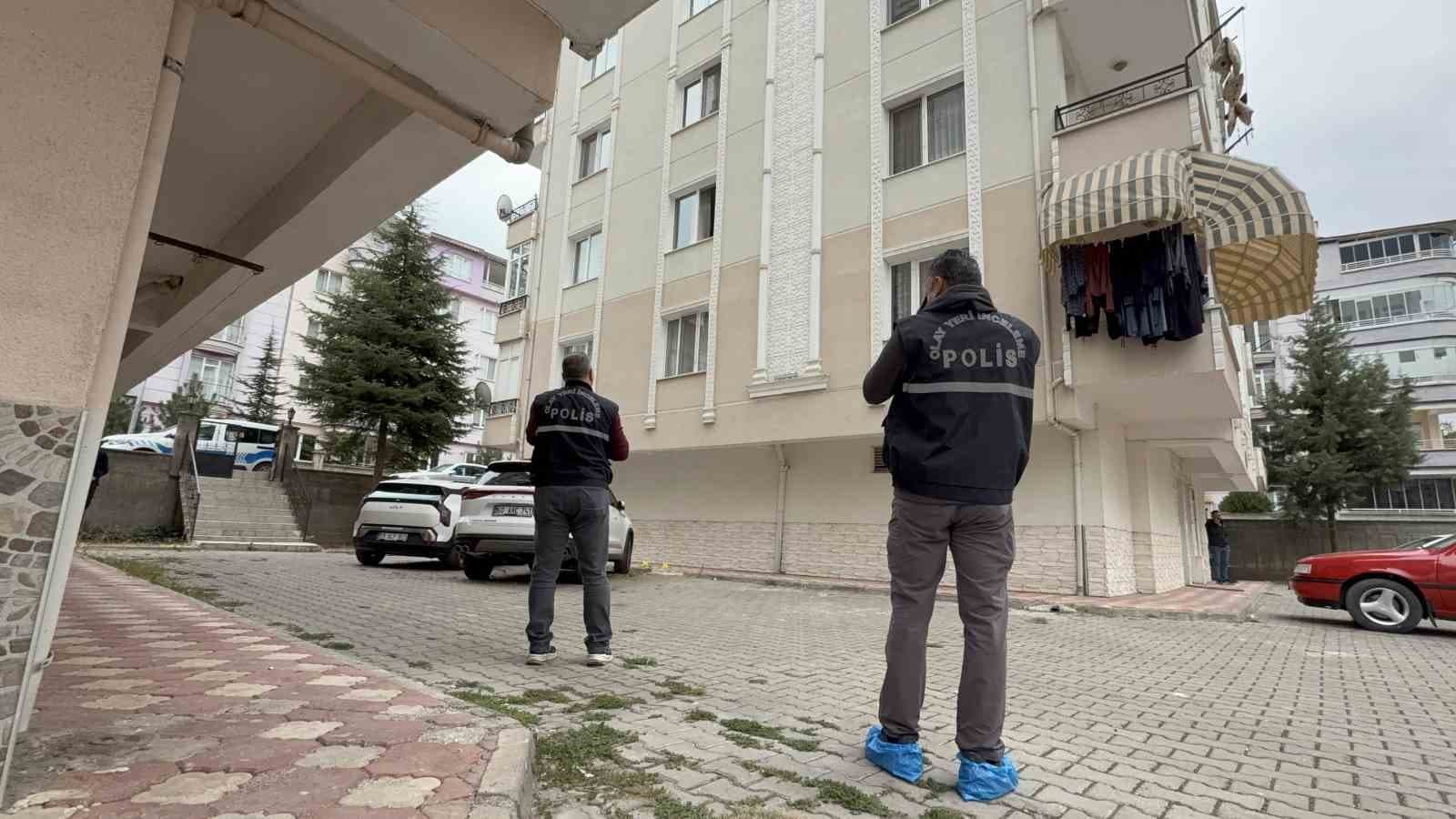 Tokat’ta cam silen kadın cipin üzerine düşerek hastanelik oldu