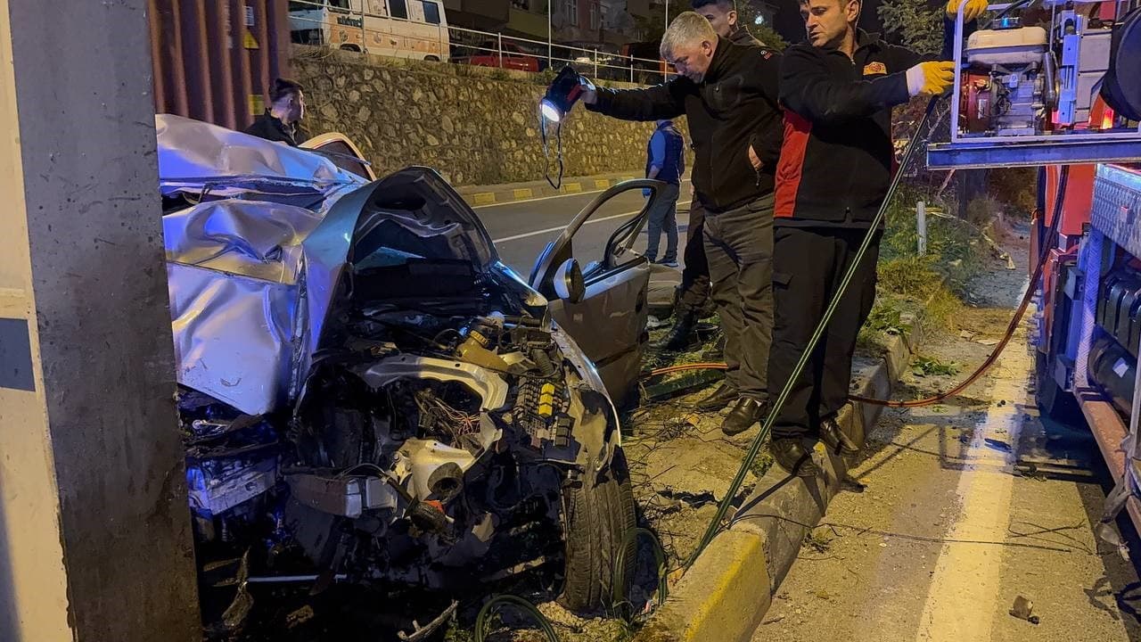 Üst geçidin ayağına çarpan otomobil hurda yığınına döndü: 2 ölü
