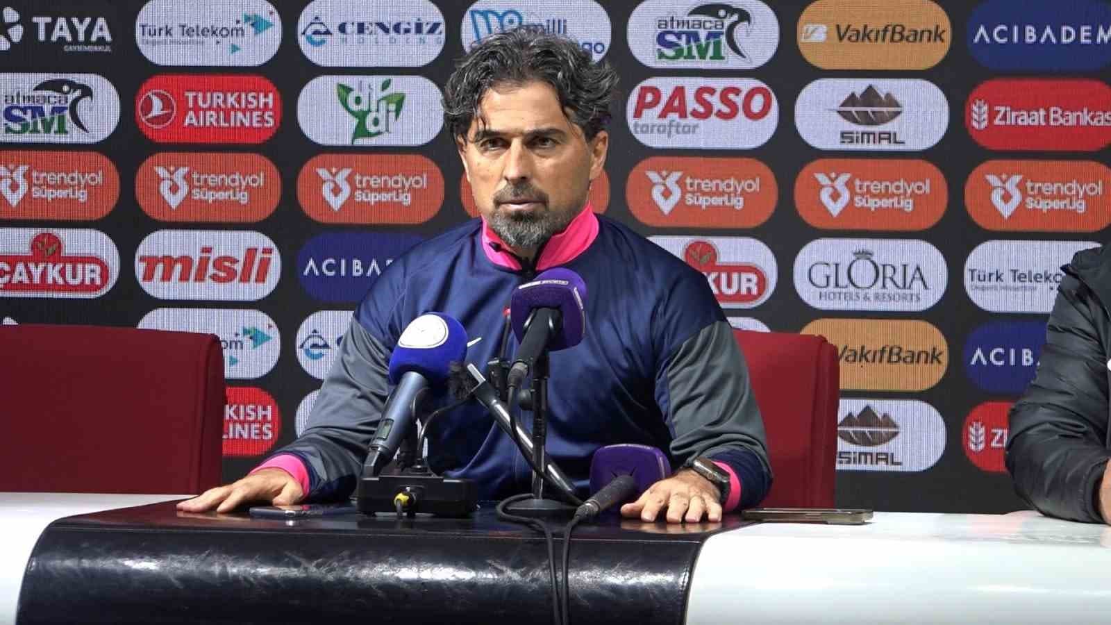 İlhan Palut: "Yine kötü bir golle maçı kaybettik"