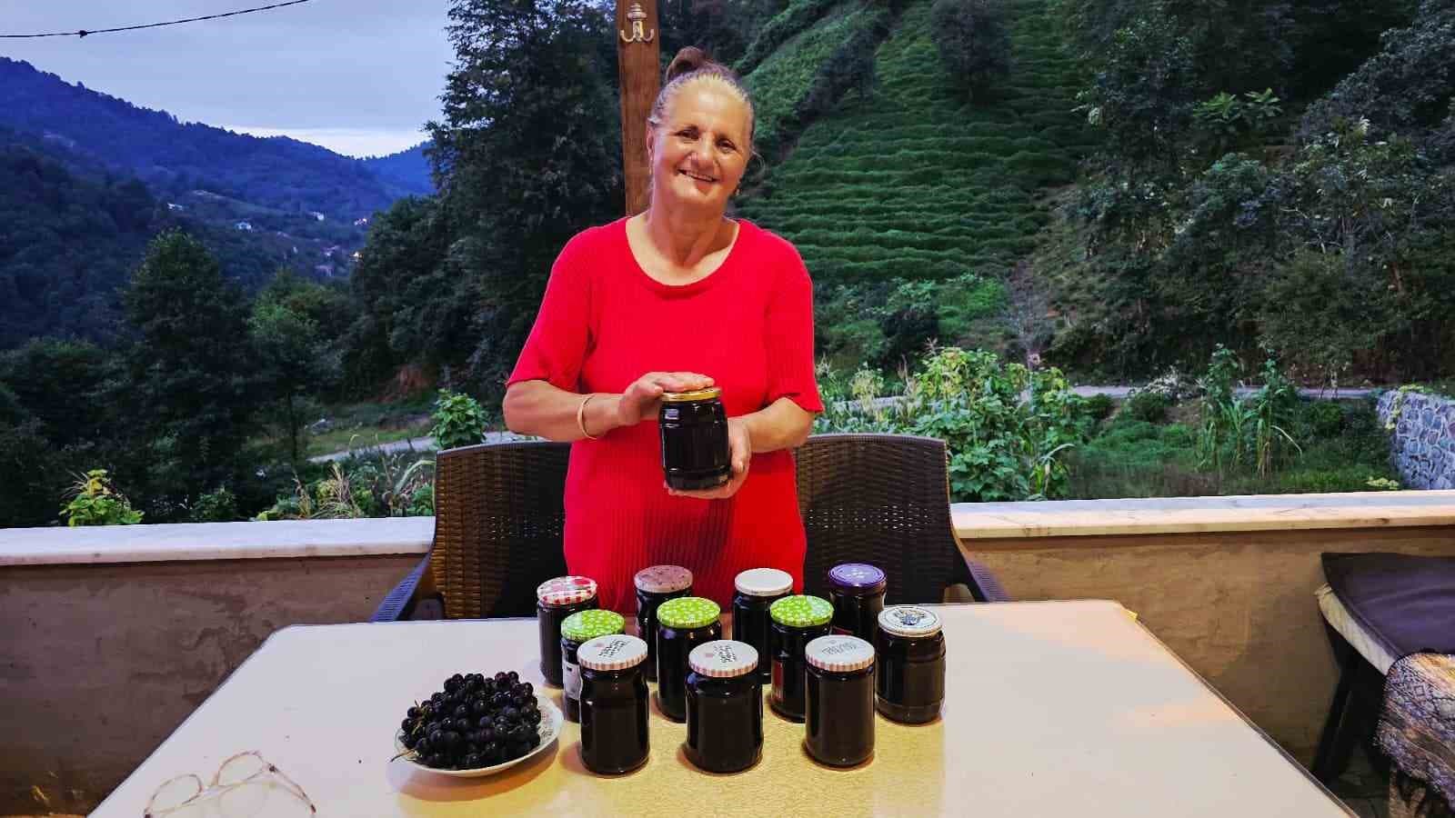 Artvin’de asırlık gelenek sürüyor: Kadınlar kışa üzüm pekmeziyle hazırlanıyor