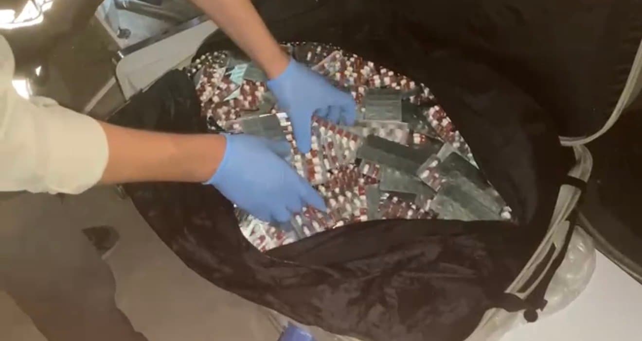 Samsun’da depodaki valizde 20 bin sentetik ecza ele geçirildi