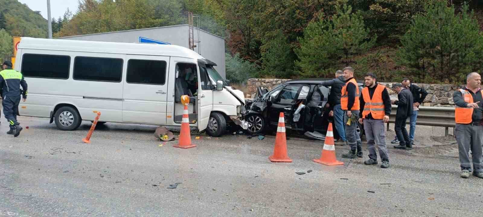 Karşı şeride geçen minibüsle otomobil kafa kafaya çarpıştı: 1 yaralı