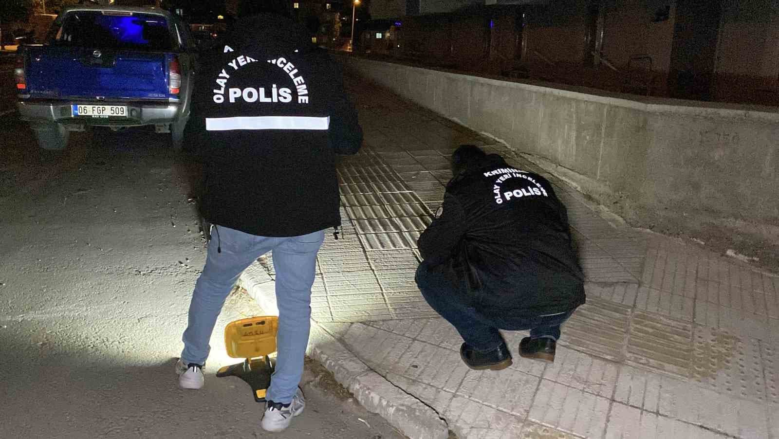 Husumetlisinden kaçarken kaza yapan iki kişi, tüfekle vuruldu