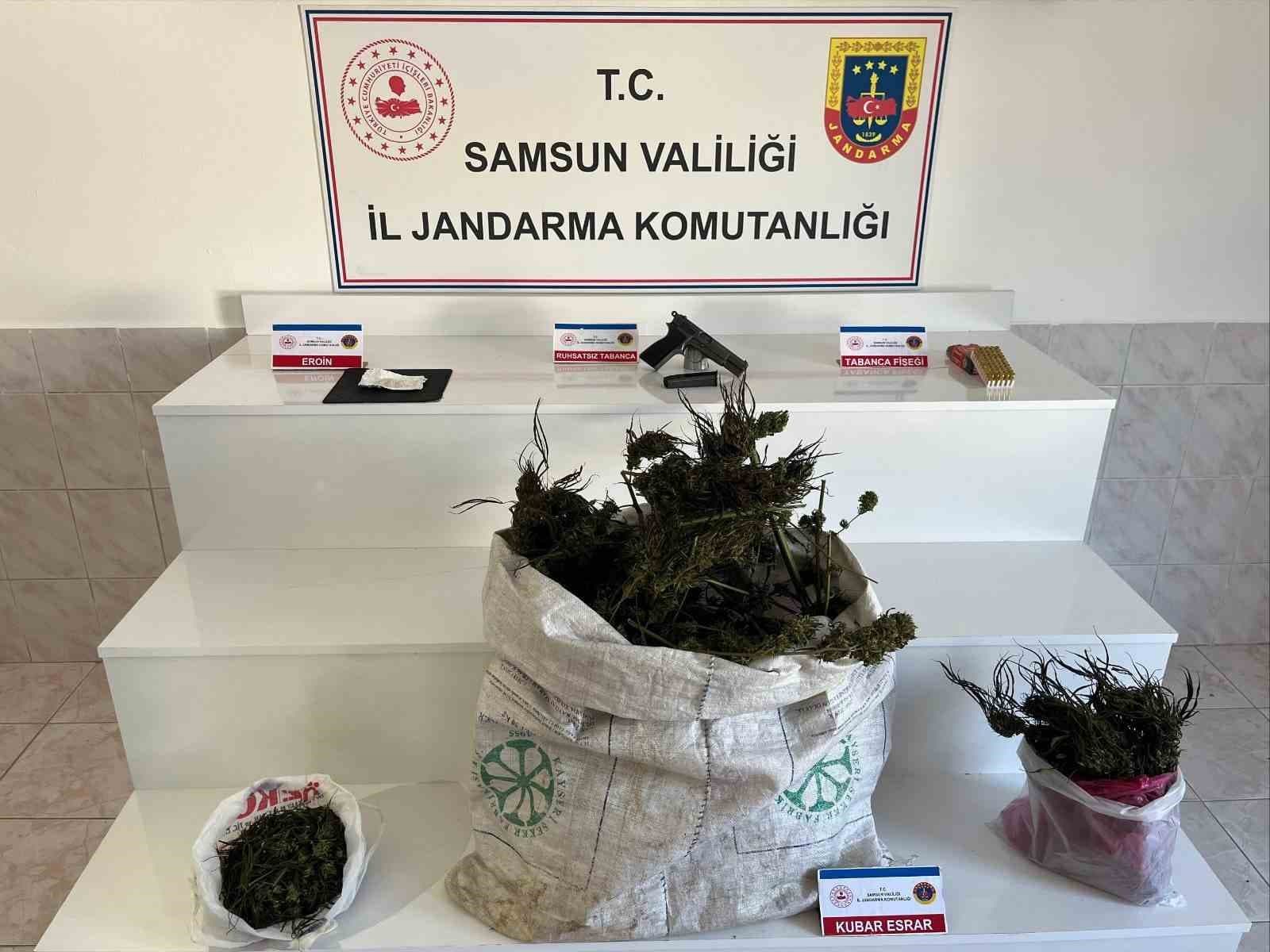 Samsun’da jandarmadan uyuşturucu operasyonu: İpe asılmış esrar ele geçirildi