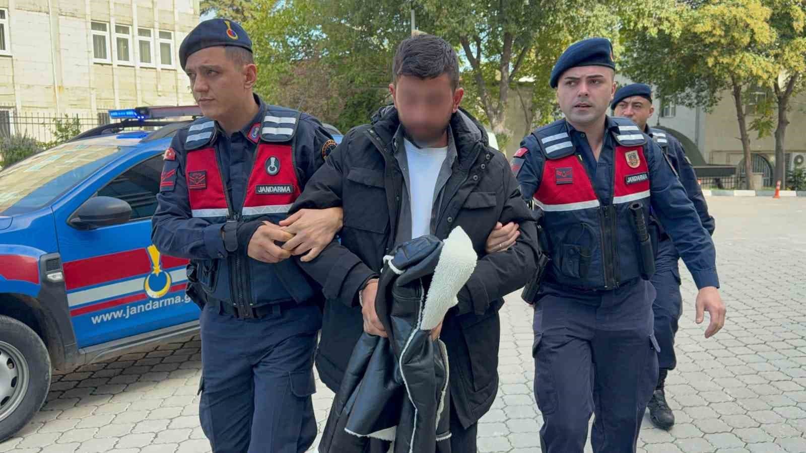 Bazasının altından 3 bin 472 uyuşturucu hap ele geçen şahıs adliyeye sevk edildi