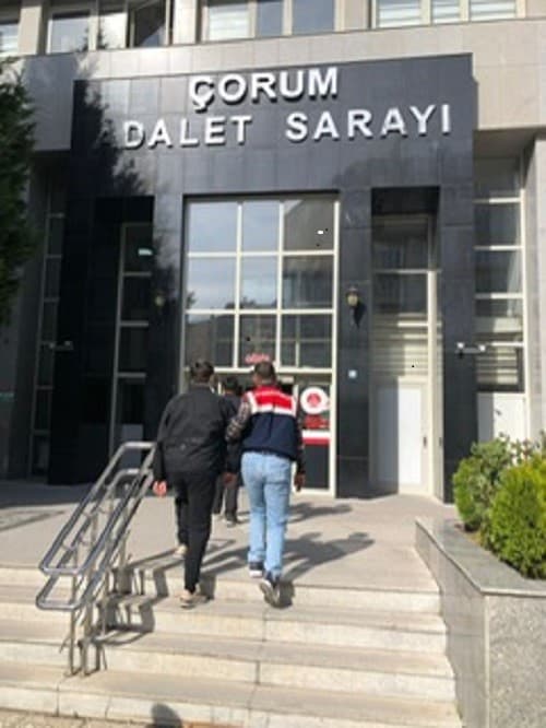 Çocuklara sosyal medyadan ’molotof’ hazırlama eğitimi veren şahıslara operasyon: 2 tutuklama