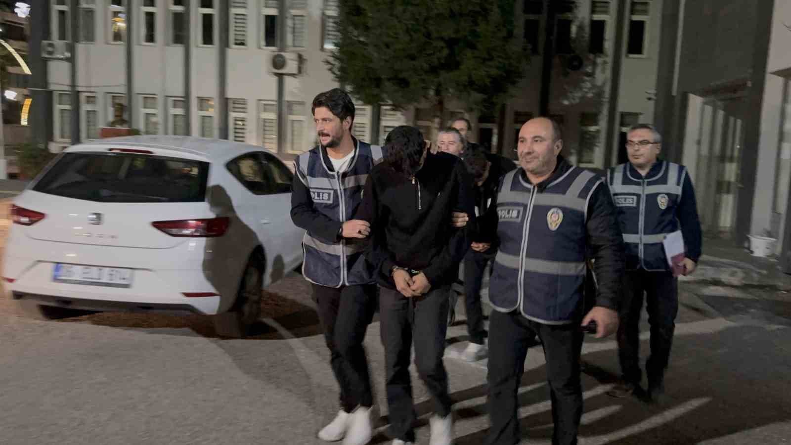 İki vatandaşı 1 milyon 800 bin TL dolandırdılar, polisin takibiyle yakalandılar