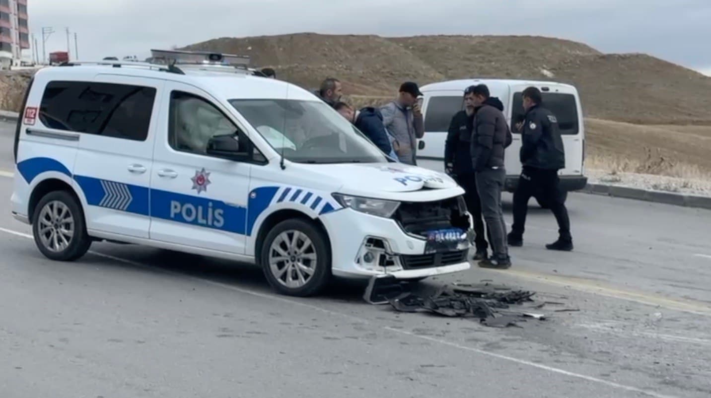 Çorum’da ekip aracı ile hafif ticari araç çarpıştı: 1 polis yaralı