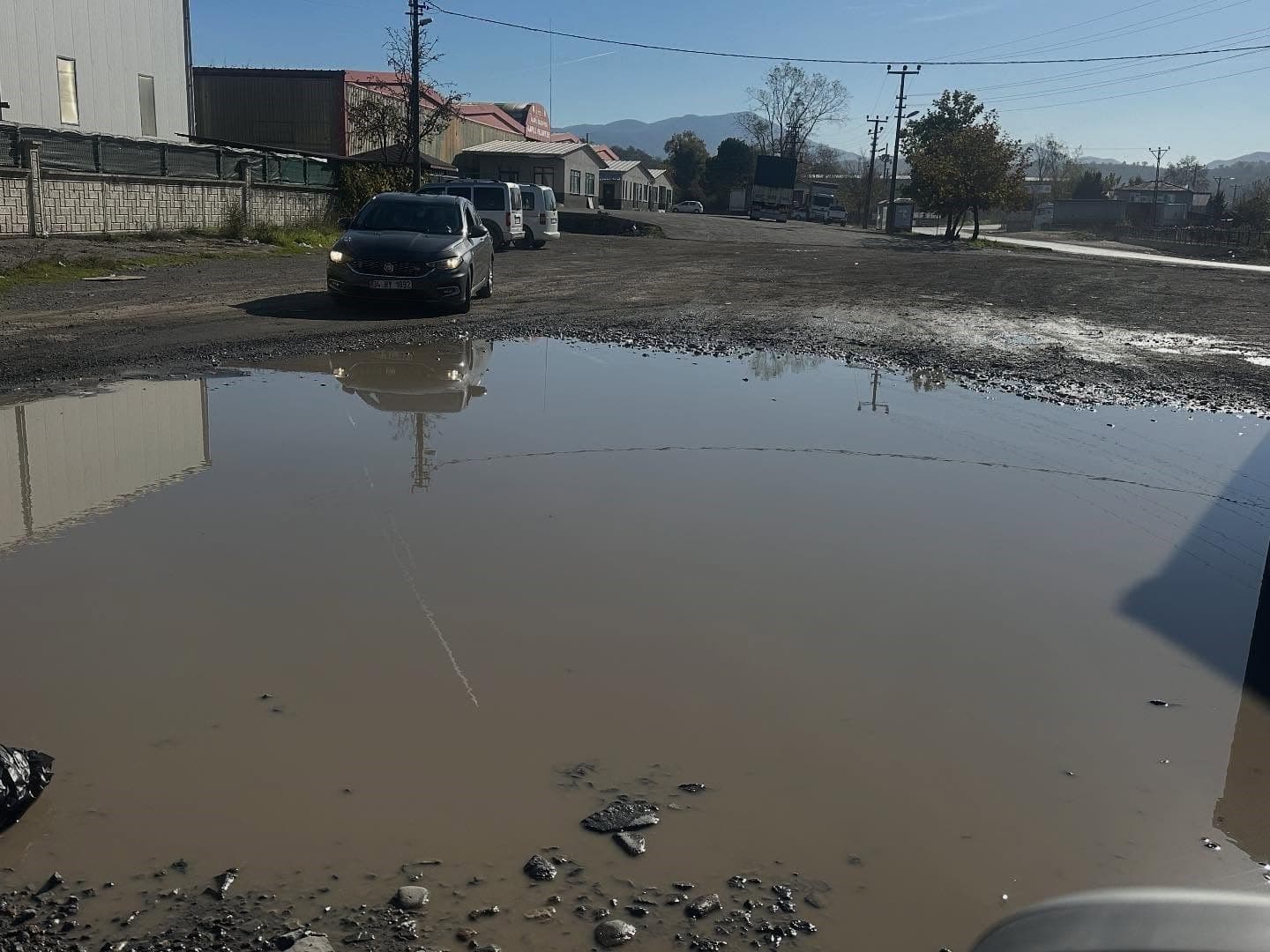 Yol gölete döndü, kapalı pazar yerinde vatandaşın çilesi bitmiyor