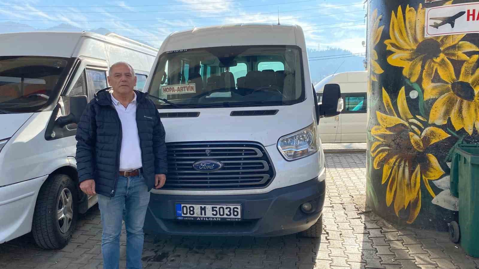 4 yavru kedinin dolmuş motorundaki yolculuğu Hopa’da son buldu