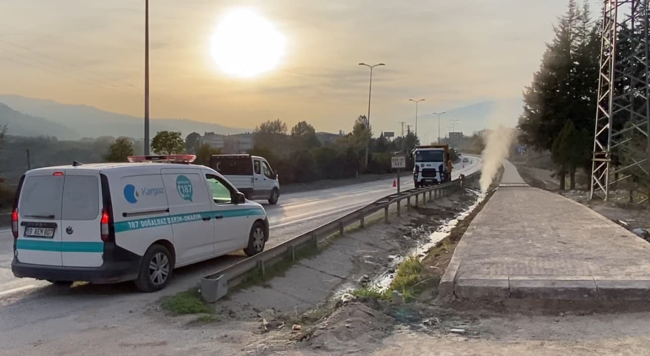 Çalışmalar sırasında patlayan doğal gaz borusu tedirgin etti