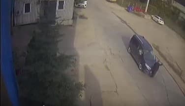 Yolun karşısına geçmek isteyen yaşlı adama aracın çarpma anı kamerada