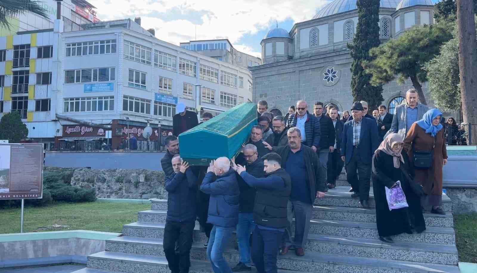 Kaza süsüyle eşini ve çocuğunu öldürdükten sonra intihar eden doktor Samsun’da toprağa verildi