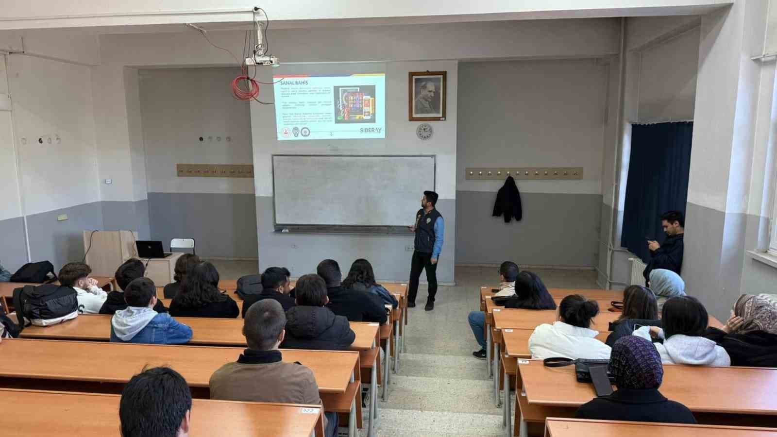KBÜ’de öğrencilere internet bilinci ve siber riskler anlatıldı