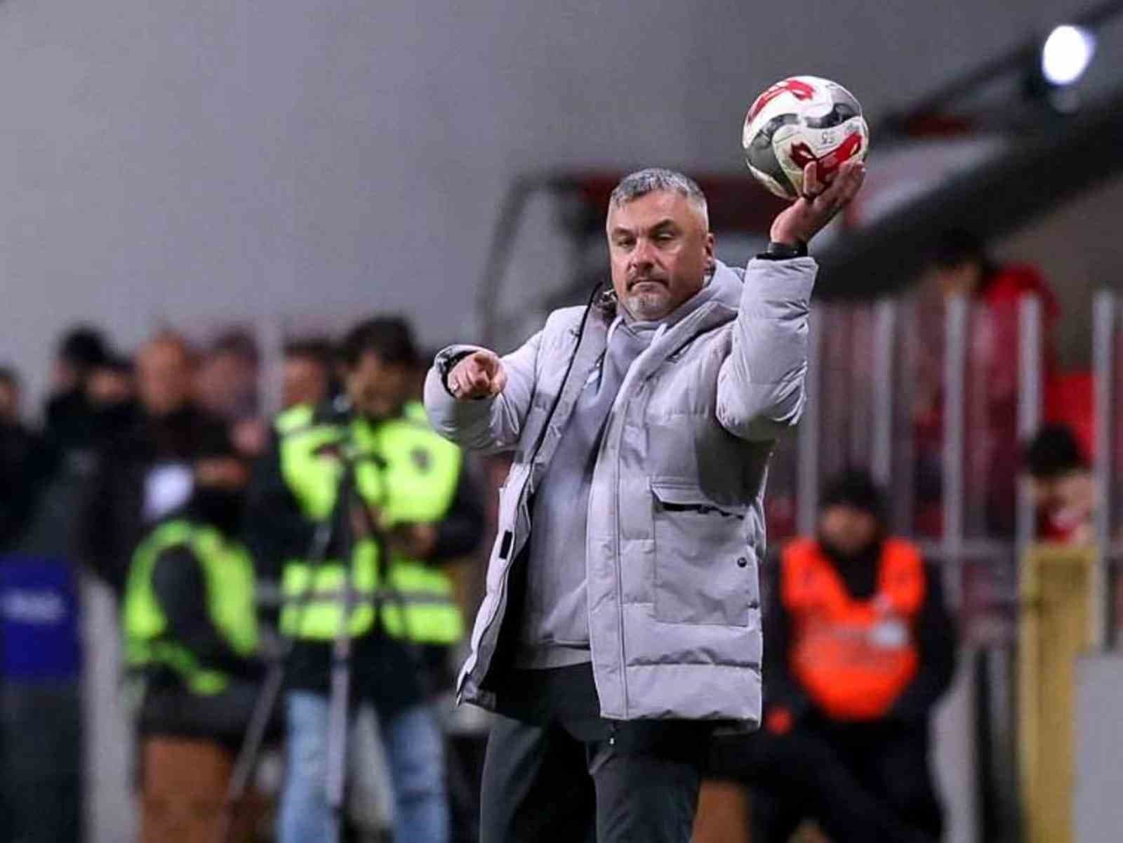 Samsunspor Teknik Direktörü Reis: "İlk yarı bizim adımıza başarılı geçti"