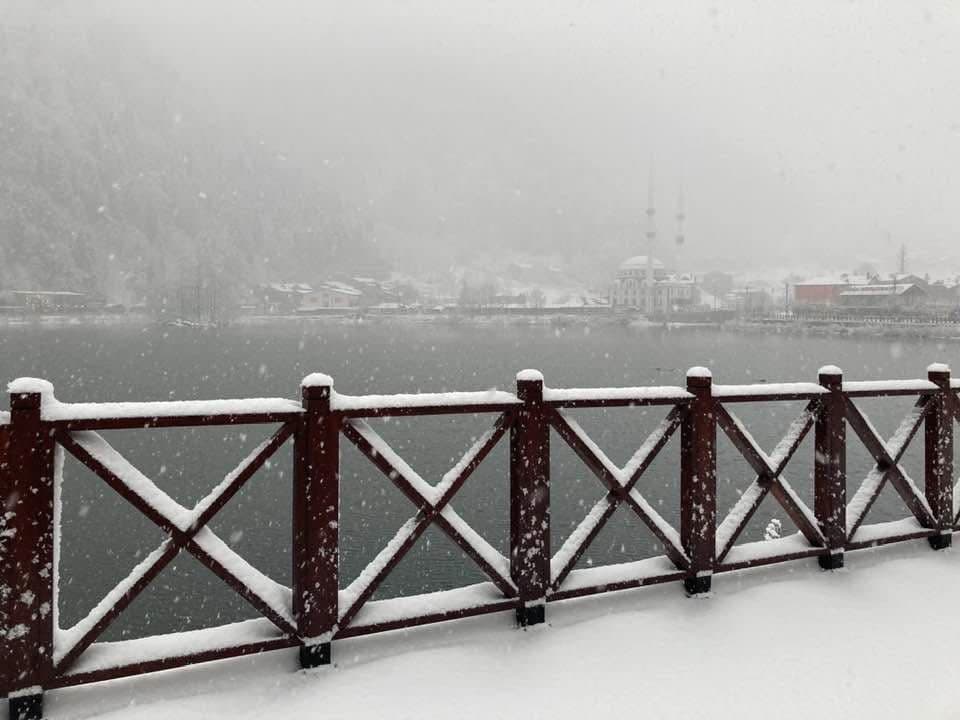 Uzungöl beyaz gelinliğini giydi, kar kalınlığı 15 santimetreye ulaştı