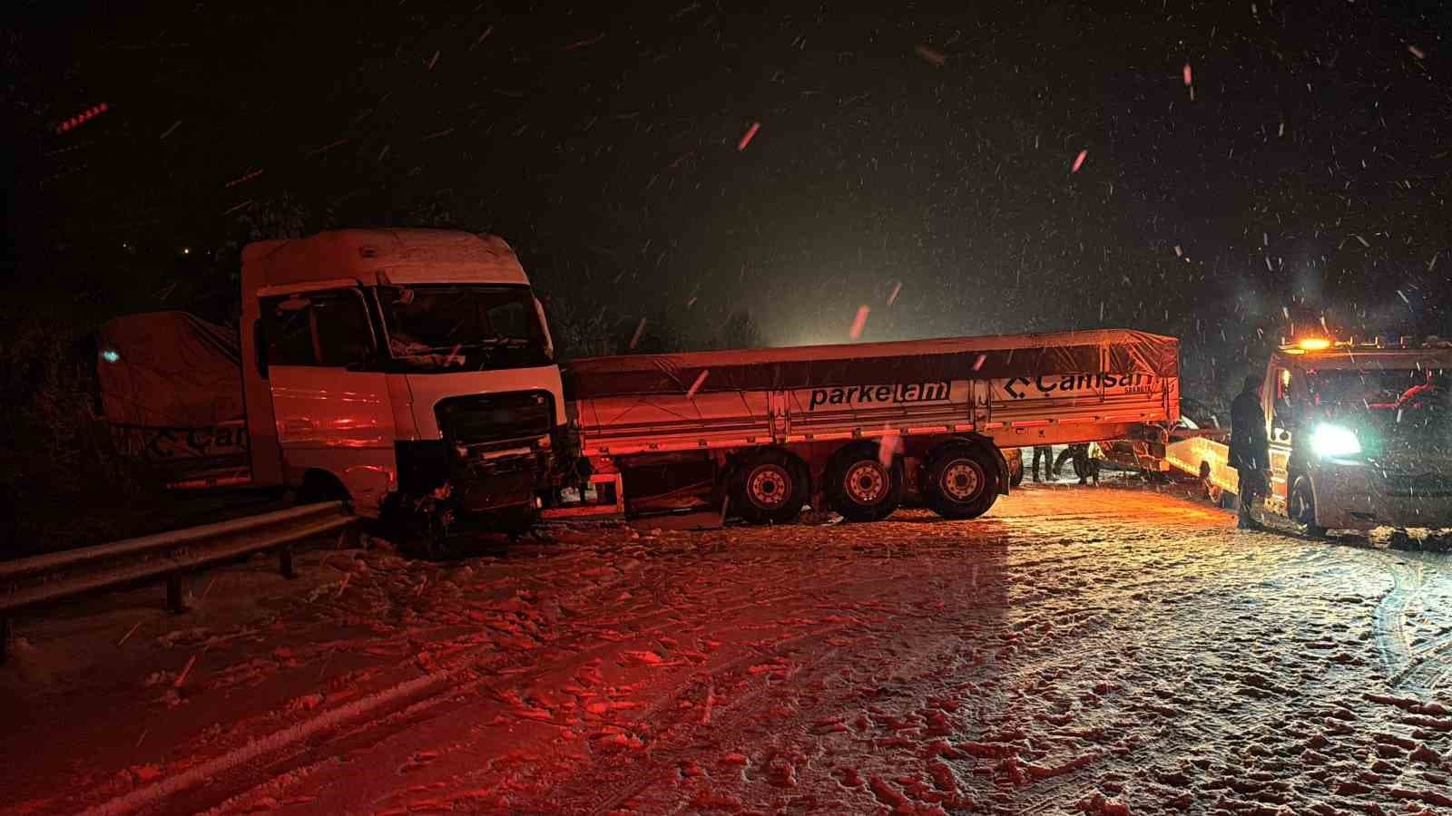 TEM’in Bolu geçişinde ortalık savaş alanına döndü: 7 araç birbirine çarptı