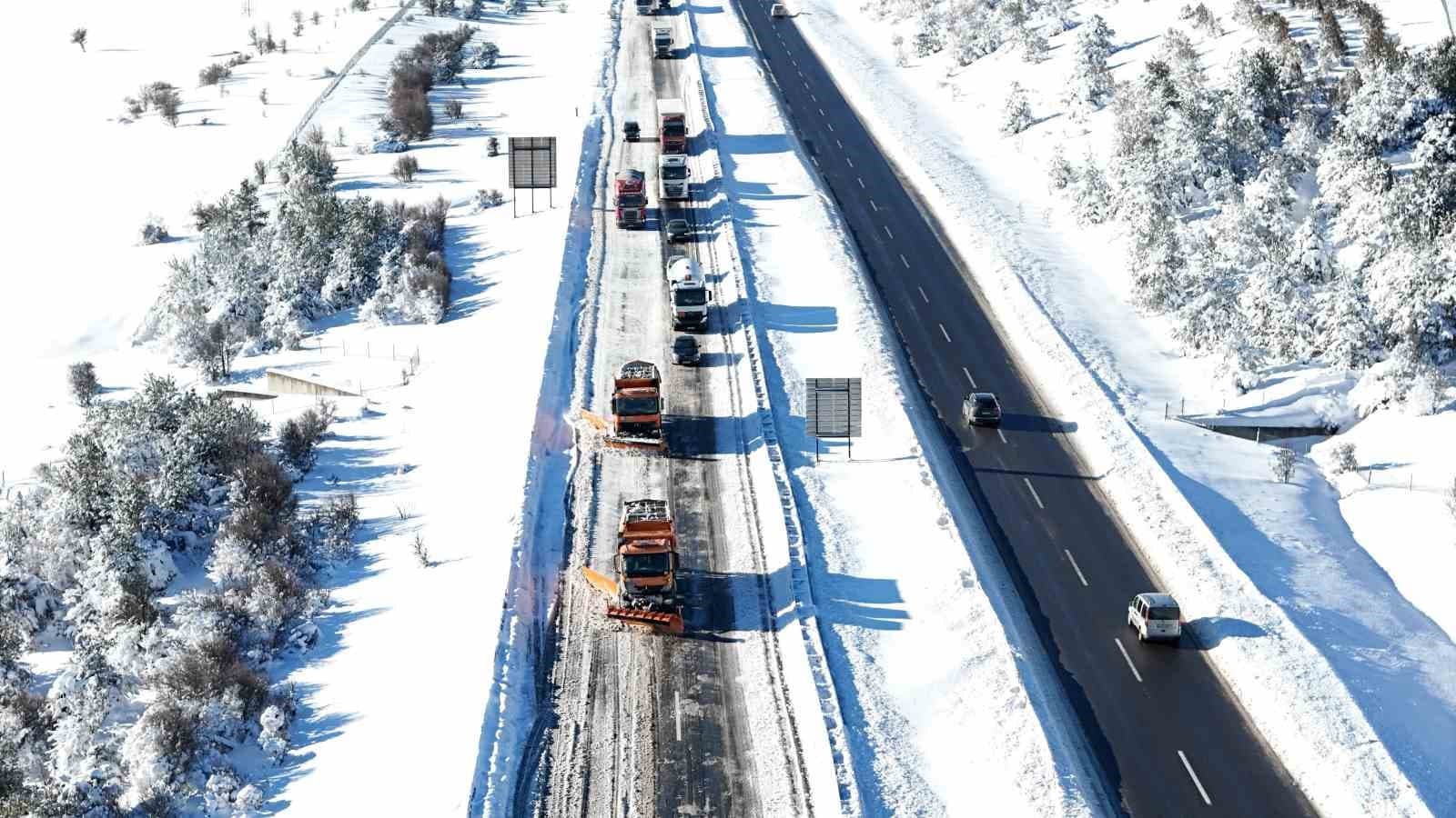 Bolu’da kar yağışının esir aldığı Gerede-Samsun yolu havada görüntülendi: Yol trafiğe açık