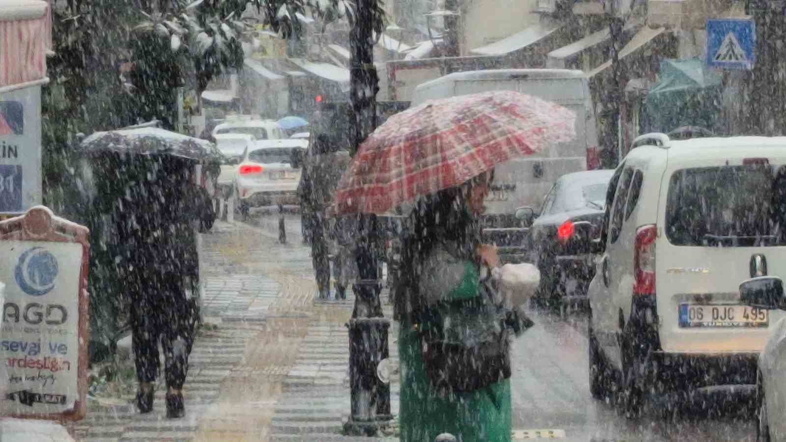 Yılın son kar yağışı 5 dakikada Bartın’ı beyaza bürüdü