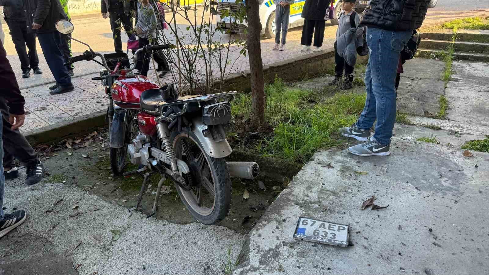 Otomobile çarpmamak için manevra yapan motosiklet devrildi: 1 yaralı