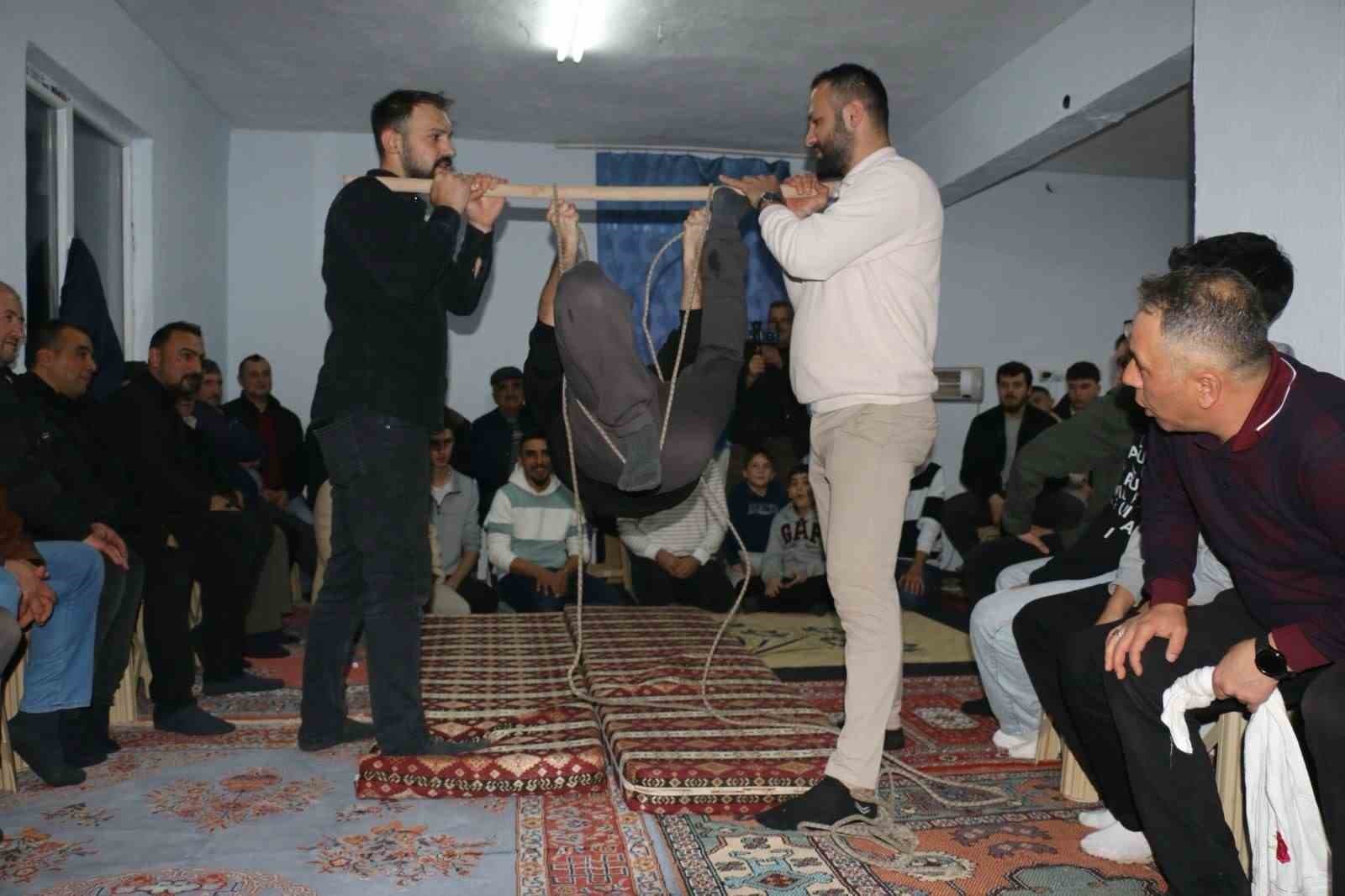 Onlarca köylü bir araya geldi, geleneksel orta oyunları kahkahaya boğdu