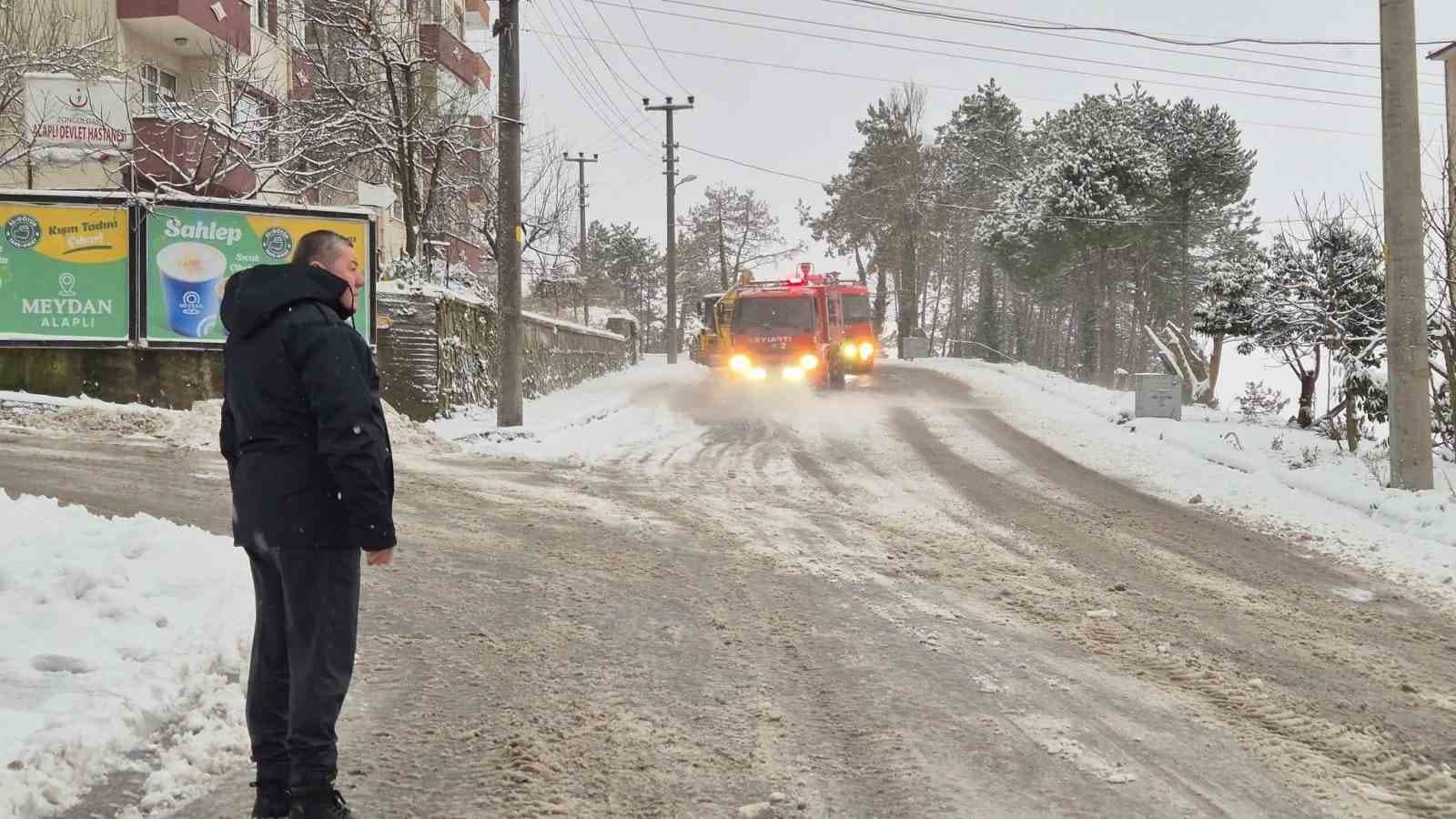 Alaplı’da karla mücadelede 12 yıldız deniz suyu kullanılıyor