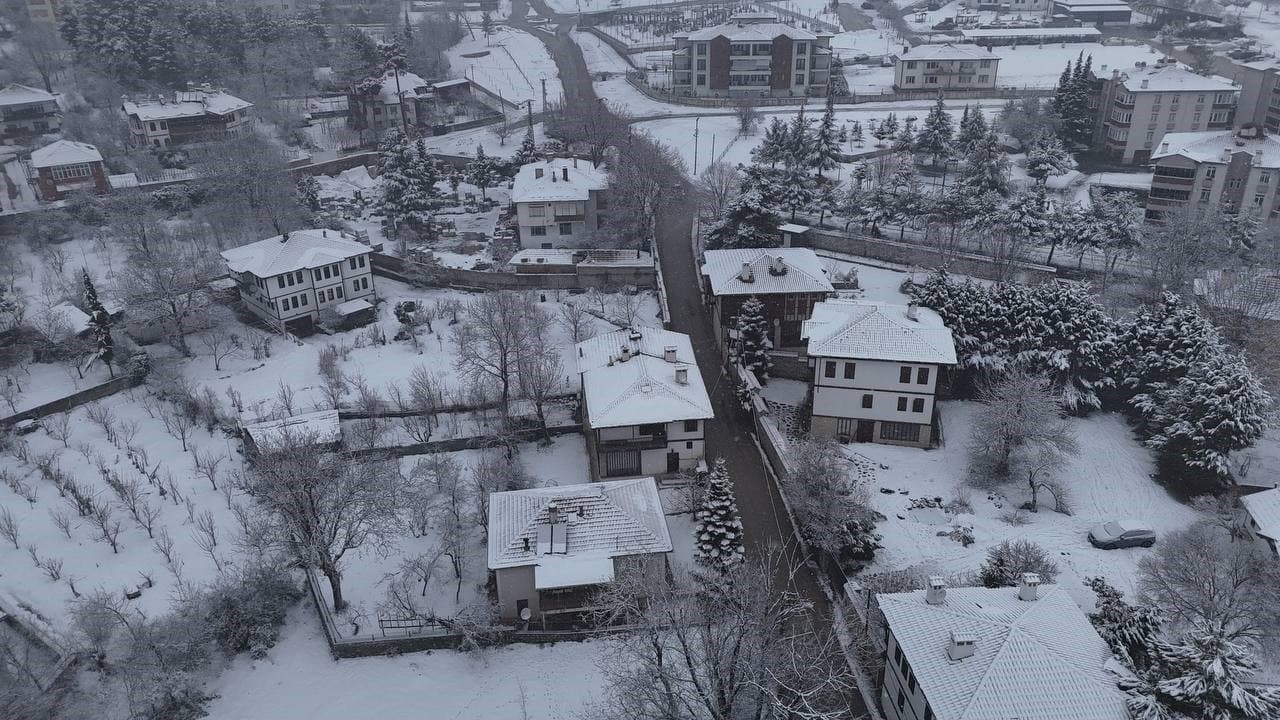 Safranbolu’da kar yağışı tarihi konakları yeniden beyaza bürüdü