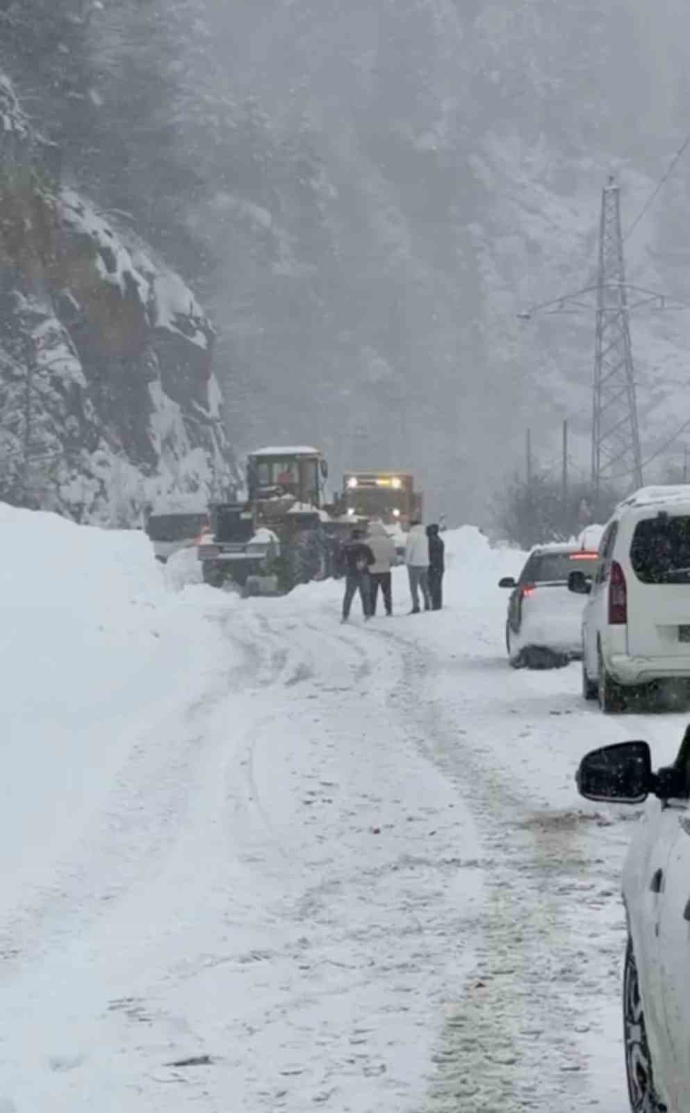 Çığ nedeniyle ulaşıma kapanan Trabzon-Bayburt karayolu kontrollü olarak ulaşıma açıldı