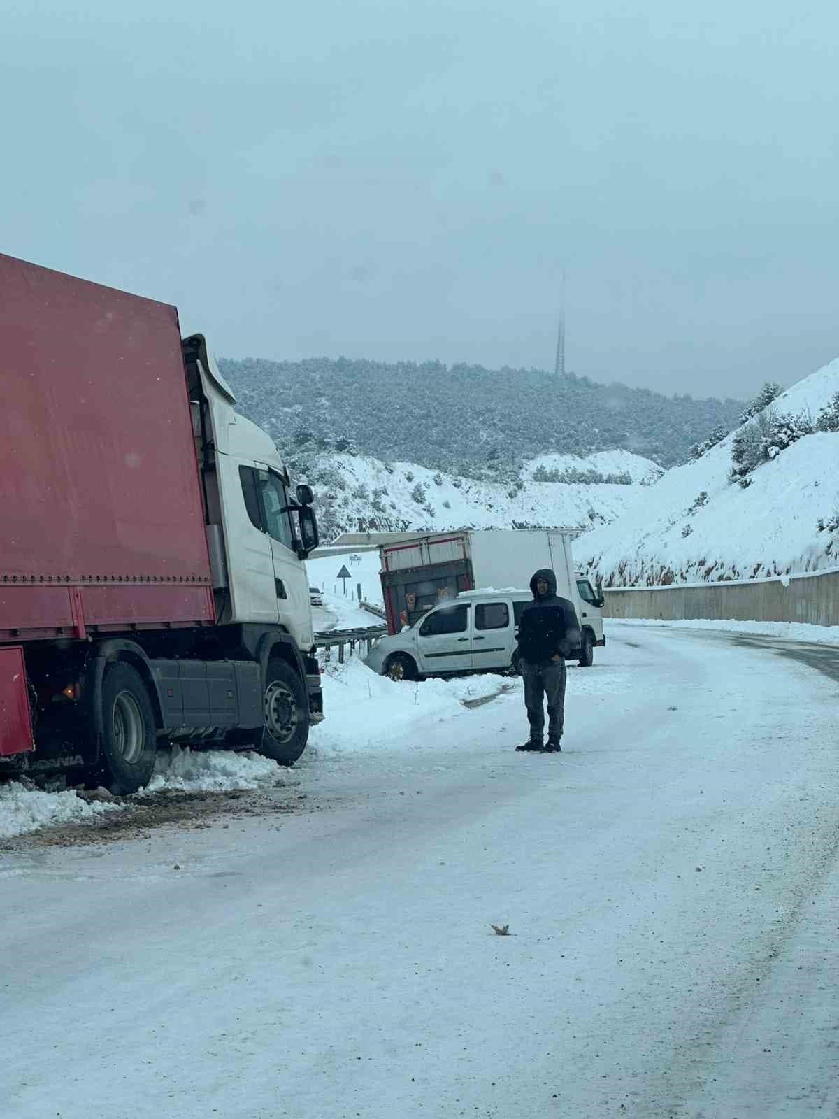 Yoğun kar nedeniyle Niksar-Erbaa kara yolunda trafik durma noktasına geldi