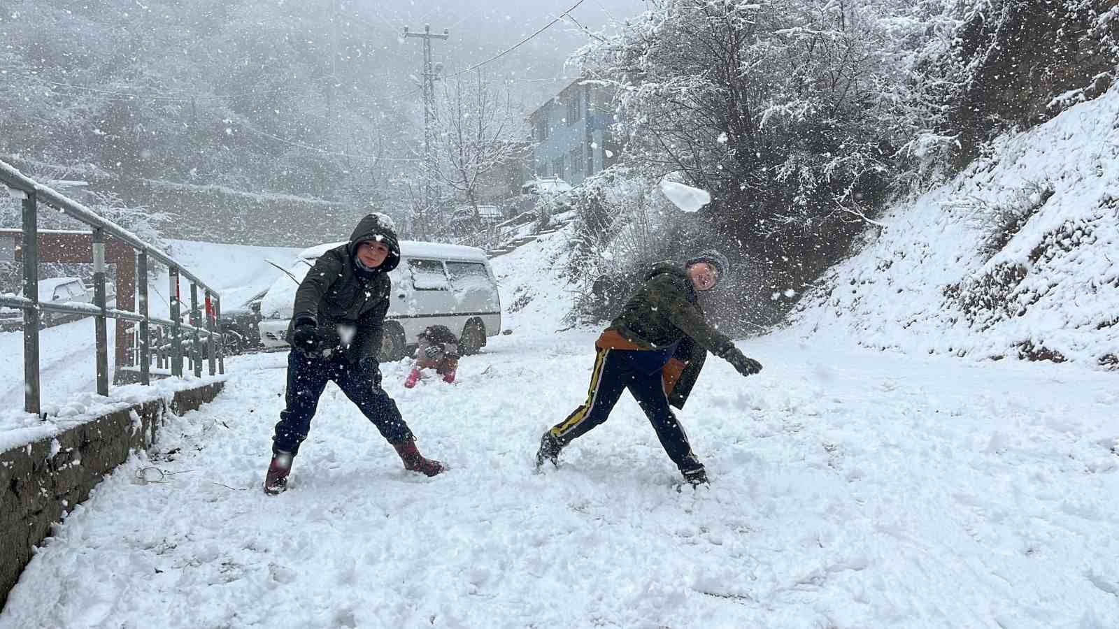 Artvin’de kar yağışı etkisini sürdürüyor