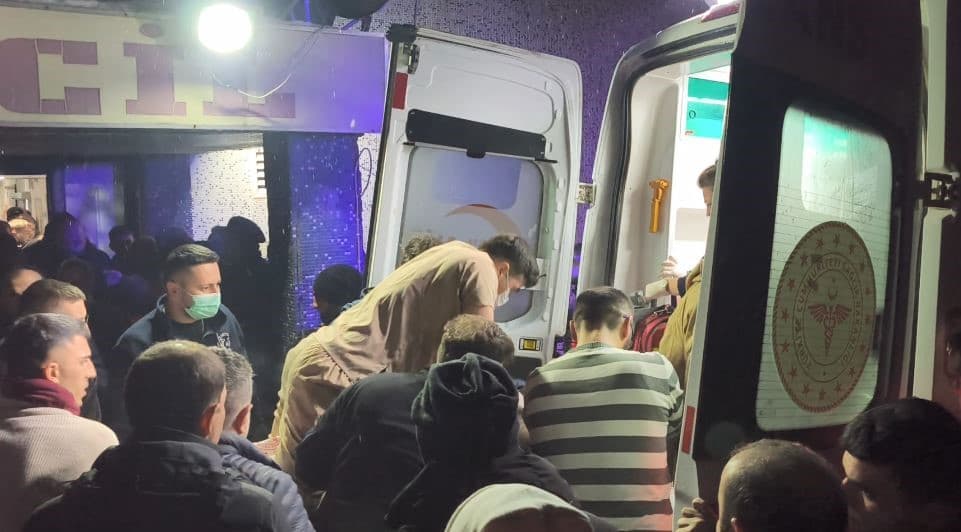 Kalbi duran yaralı için doktor sedye üzerinde kalp masajı yaptı