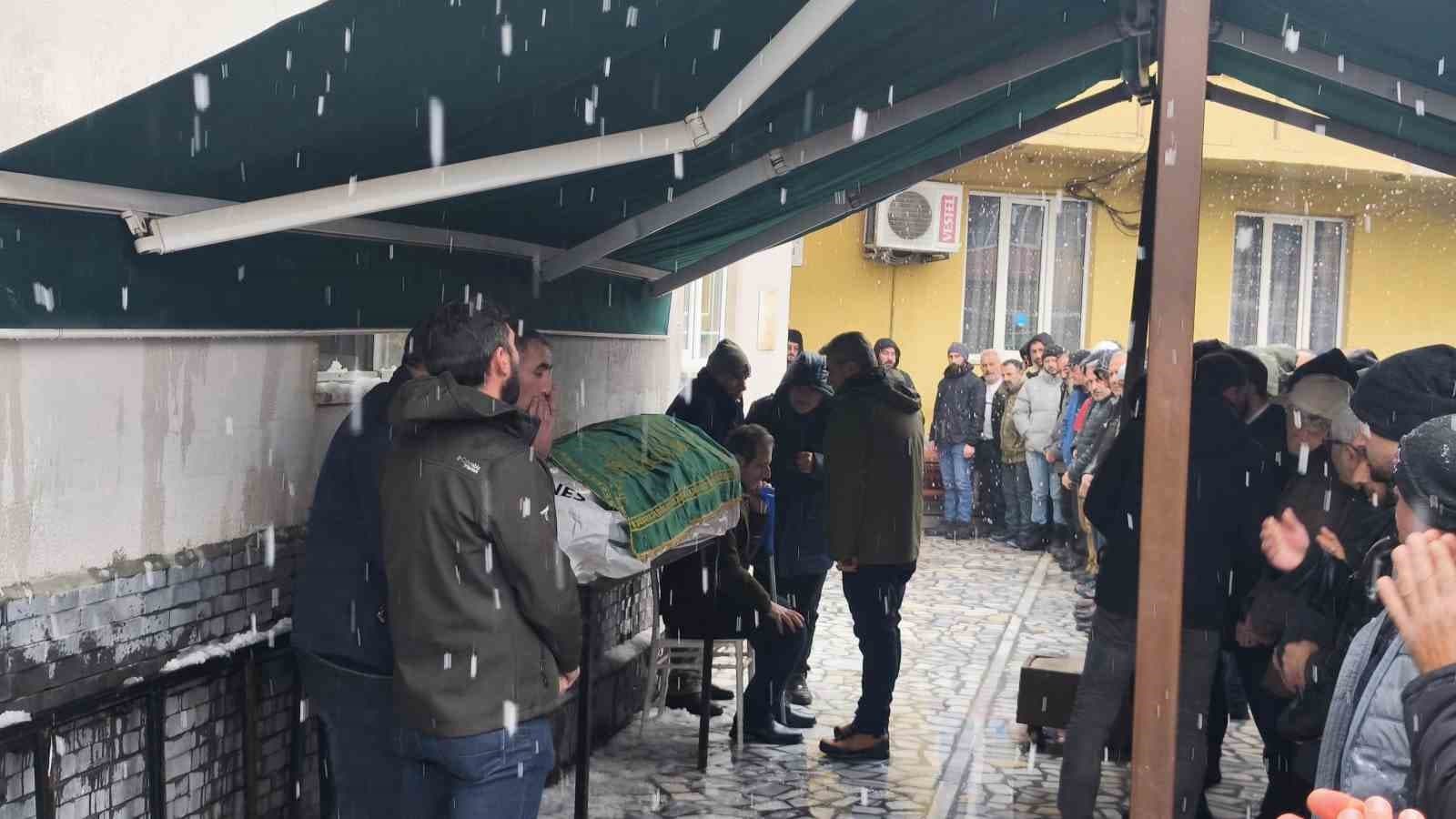Yanan aracın içinde ölü bulunan genç müteahhit son yolculuğuna uğurlandı