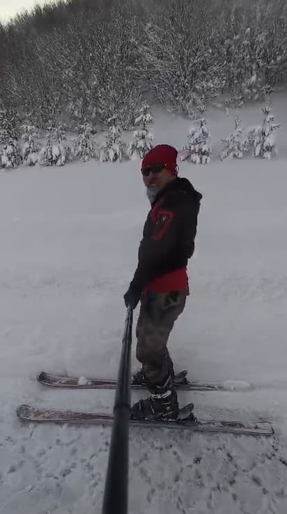 Palandöken’e gidemeyen kayak tutkunları köy yolunu piste çevirdi