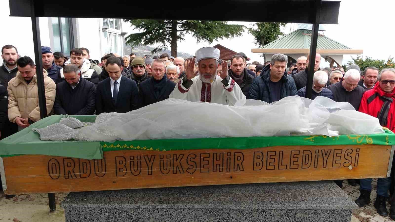 Hemşire adayı Mina, gelinliği ile son yolculuğuna uğurlandı