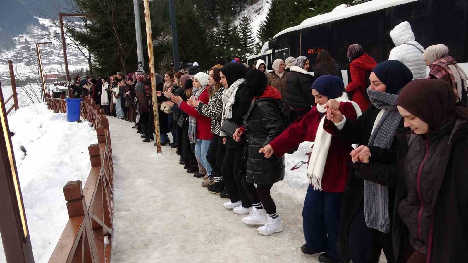 Uzungöl’ün çevresinde binlerce kişi horon halkası oluşturdu