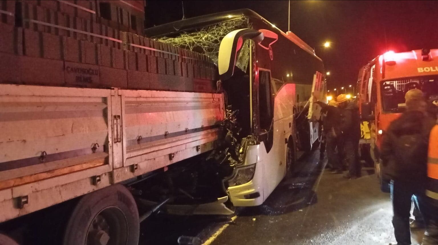 Anadolu Otoyolu’nda otobüs ile tırın karıştığı kazada ölü sayısı 2’ye yükseldi
