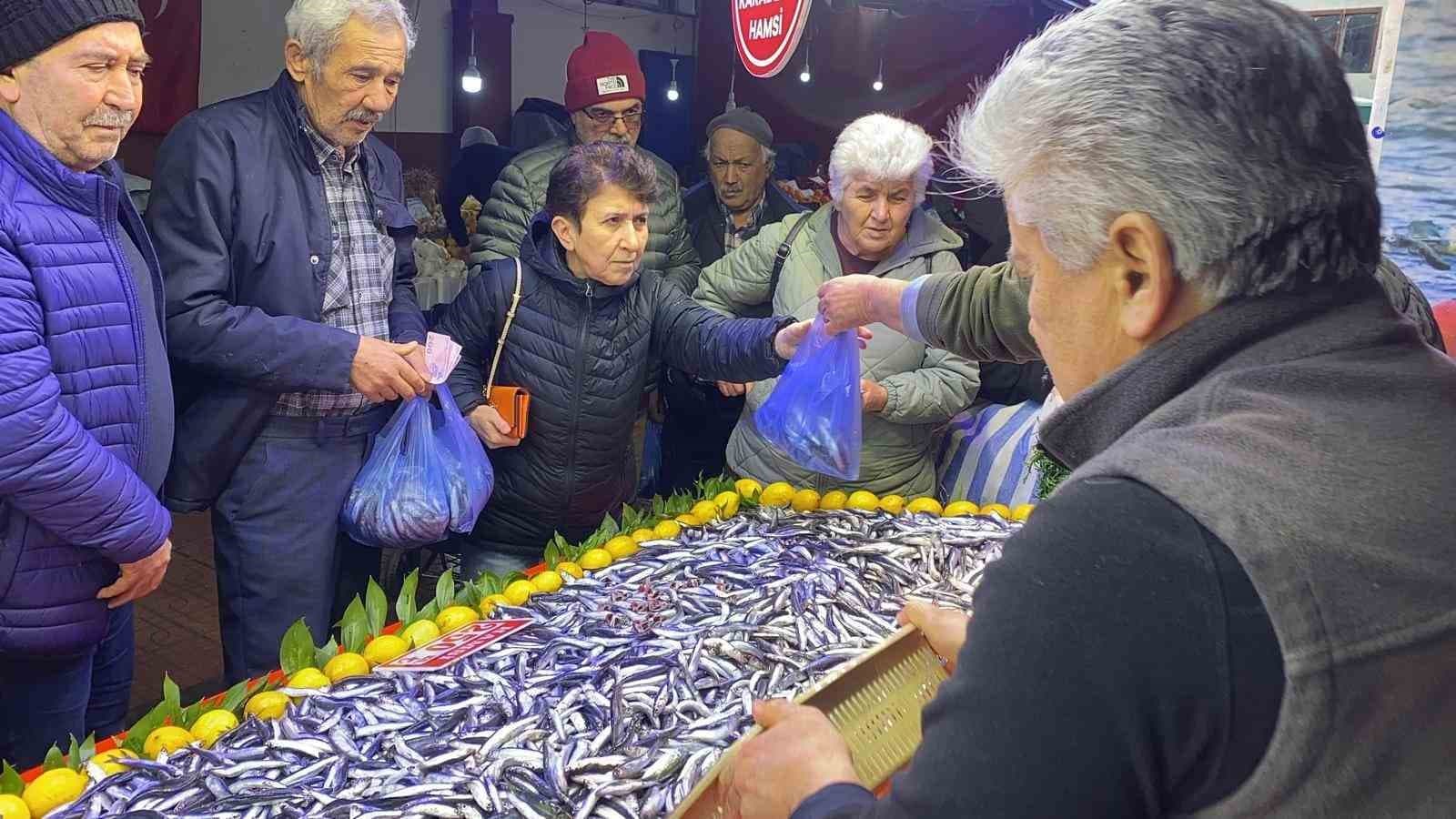 Bolu’da balık tezgahlarında hamsi bolluğu
