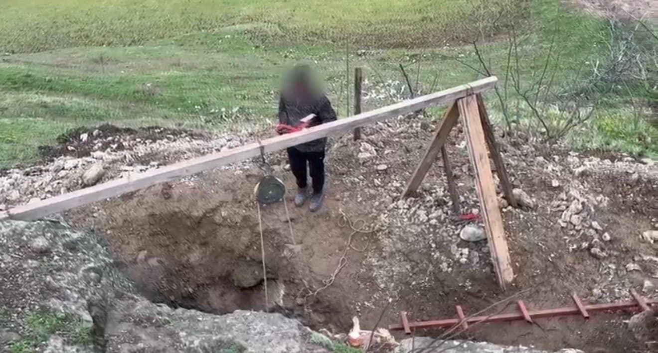 Kanalizasyon bahanesiyle 6 metrelik define çukuru kazarken yakalandılar