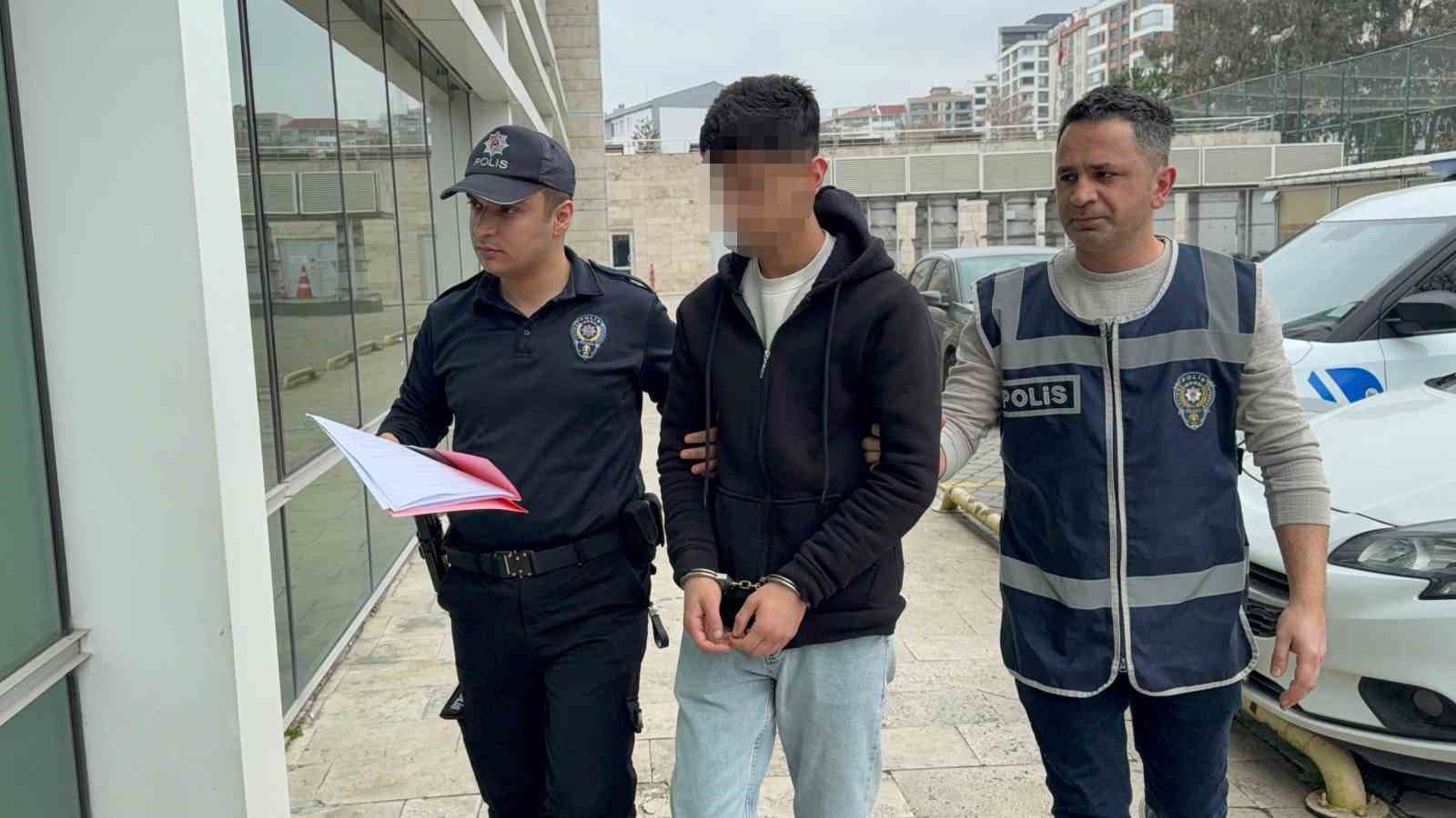 Yan bakma kavgası kanlı bitti: 17 yaşındaki çocuk boynundan bıçaklandı