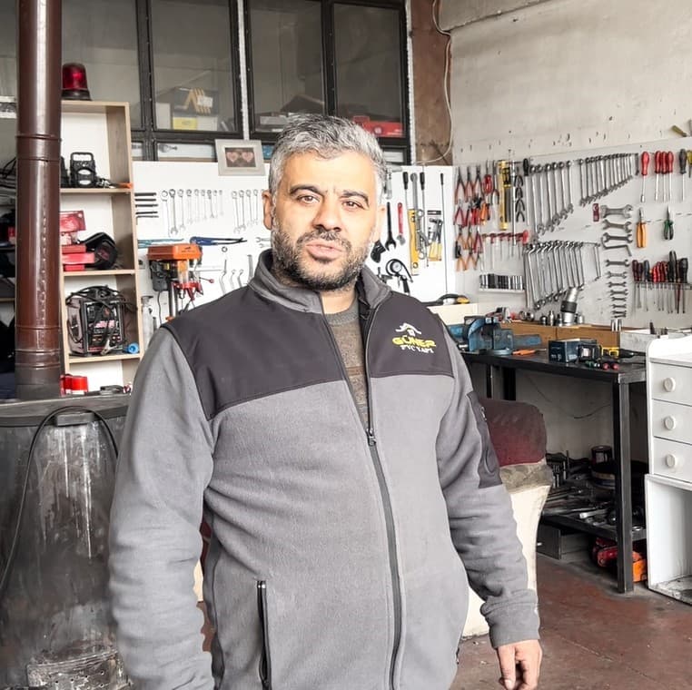 Tokat’ta kar duvarları yolu tünele çevirdi